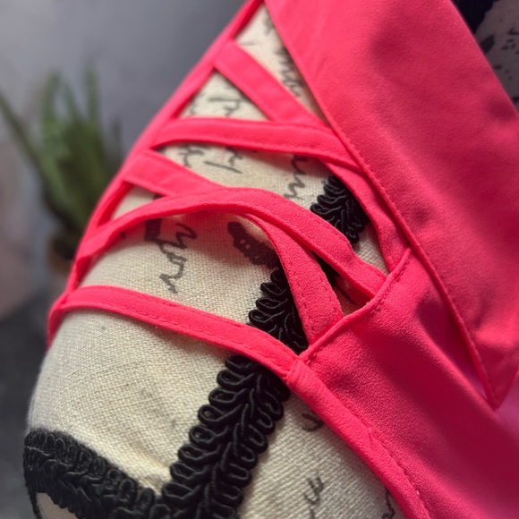 NWT - Express - XS pink, sleeveless, collared, detailed shoulder, button up - Picture 3 of 4